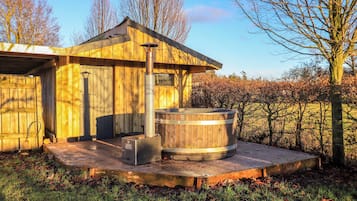Bañera de hidromasaje al aire libre