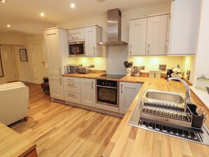 Cottage | Private kitchen | Fridge, dishwasher, cookware/dishes/utensils