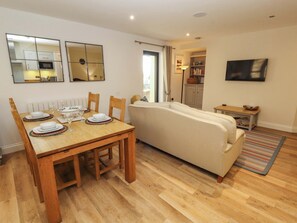 Cottage | Dining