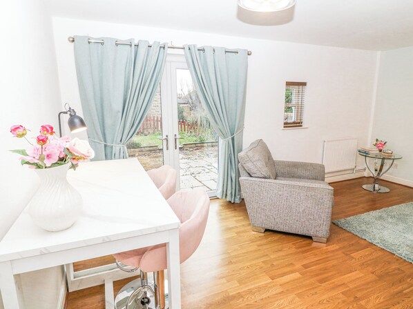 Living area - 6 Fidlers Close (Hope Valley)