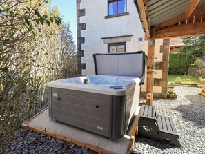 Cottage | Outdoor spa tub