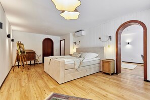 4 chambres, coffres-forts dans les chambres, fer et planche à repasser