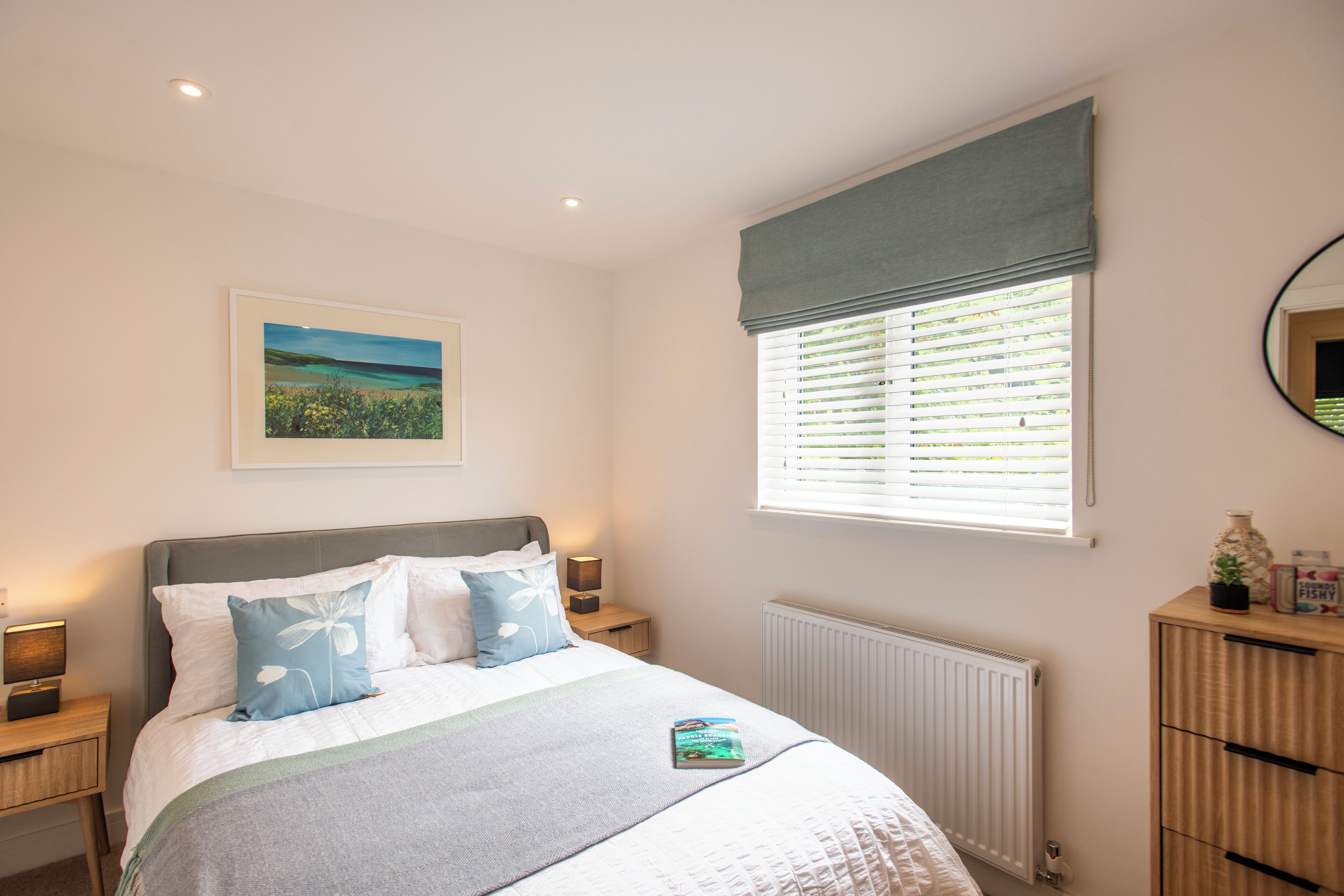 2 makuuhuonetta, yksilöllisesti sisustettu, yksilöllisesti kalustettu