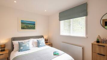 2 makuuhuonetta, yksilöllisesti sisustettu, yksilöllisesti kalustettu