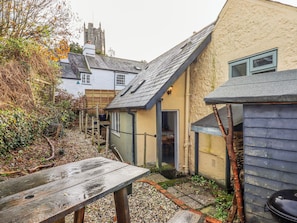 Outdoor dining - Alpha Cottage (Dartmouth)