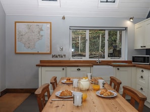 Dining - Alpha Cottage (Dartmouth)