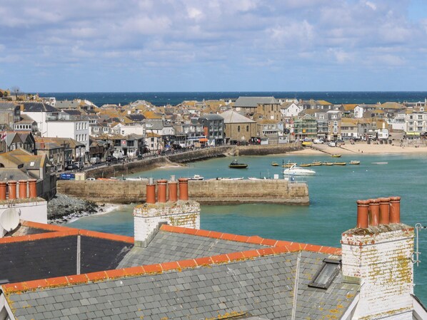A coastal town with a harbor, buildings, and a beach. - Chalet 3 Wipeout (Hayle)