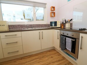 Fridge, electric kettle, toaster, cookware/dishes/utensils - Chalet 3 Wipeout (Hayle)
