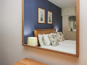 1 bedroom, individually decorated, individually furnished, free WiFi - Lily (Kendal)