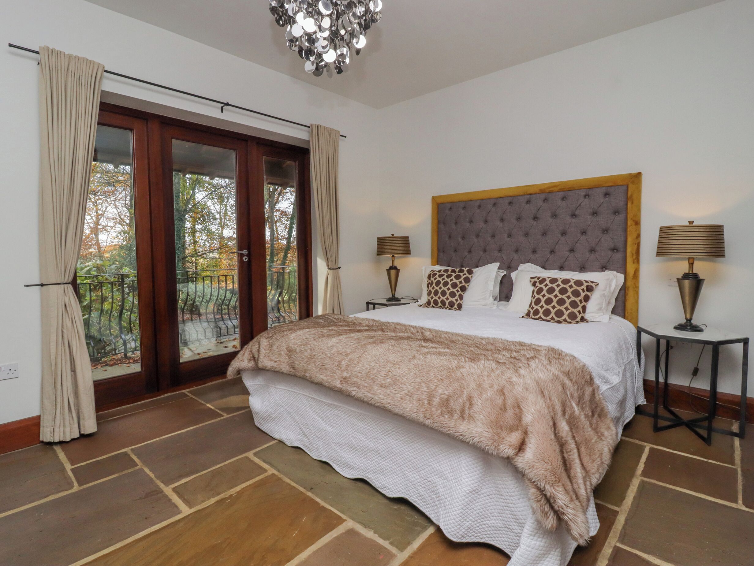 4 bedrooms, individually decorated, individually furnished, free WiFi