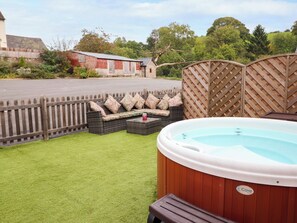 Outdoor spa tub - The Granary (Montgomery)