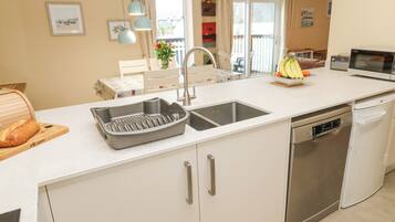 Kühlschrank, Geschirrspüler, Wasserkocher, Toaster