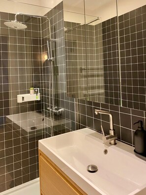 Dusche, Handtücher, Toilettenpapier