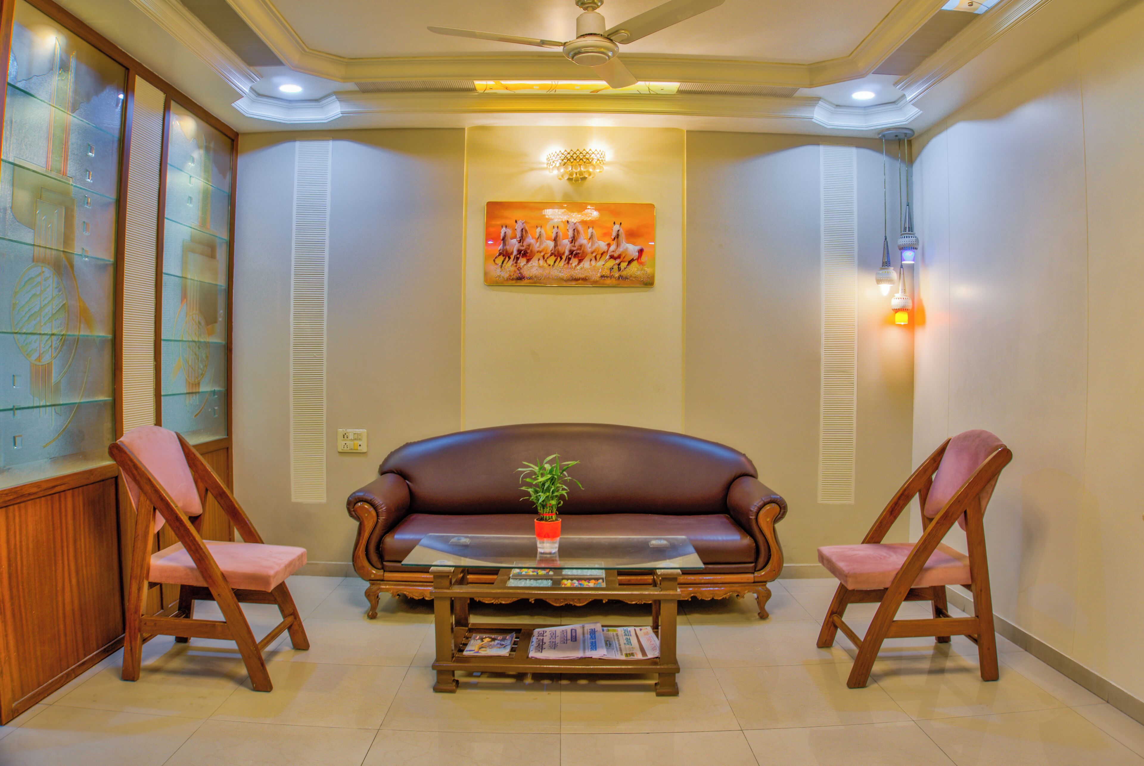 Een 42-inch flatscreentelevisie met digitale zenders en een printer