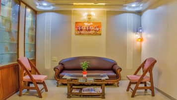 Een 42-inch flatscreentelevisie met digitale zenders en een printer