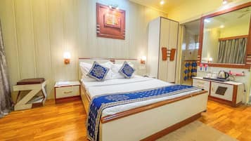 Deluxe kamer, 1 twee- of 2 eenpersoonsbedden, uitzicht op baai | Een bureau, een laptopwerkplek, verduisterende gordijnen