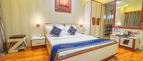 Deluxe Double or Twin Room, Bay View | Desk, laptop workspace, blackout drapes, soundproofing