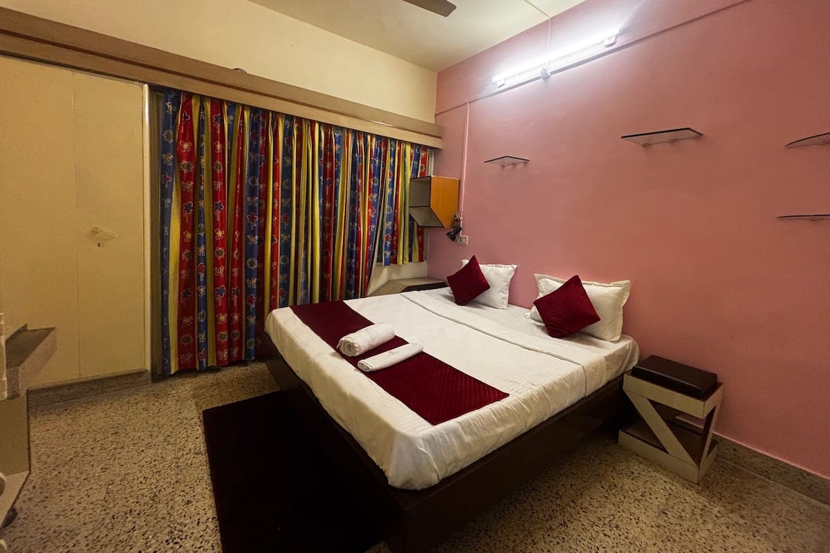 Chambre économique double ou avec lits jumeaux, balcon, vue sur la baie | Bureau, espace de travail pour ordinateurs portables