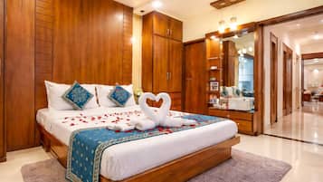 Deluxe Double or Twin Room, Bay View | Desk, laptop workspace, blackout drapes, soundproofing