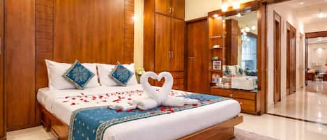 Habitación Deluxe con 1 cama matrimonial o 2 individuales, vista a la bahía | Escritorio, espacio para trabajar con laptop y cortinas blackout