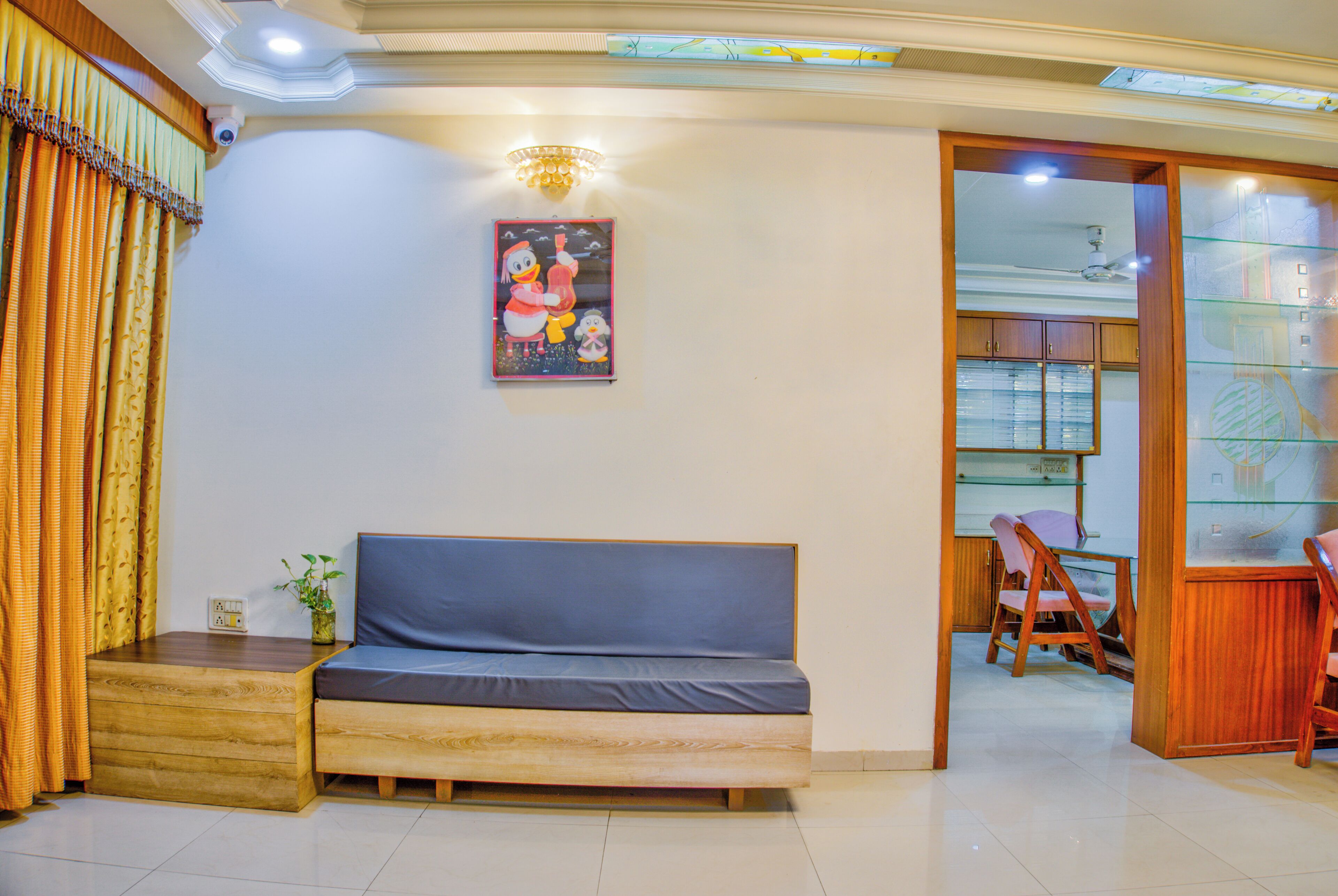 تلفزيون بشاشة مسطحة بحجم 42-بوصة يعرض قنوات تلفزيونية رقمية، طابعة