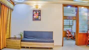 Televisi layar datar 42-inci dengan saluran TV digital dan printer