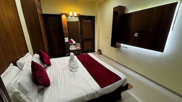 Deluxe Double or Twin Room, Bay View | Desk, laptop workspace, blackout curtains, soundproofing