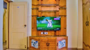 Kamar Double atau Twin Standar, balkon, pemandangan teluk | Meja kerja, ruang kerja ramah laptop, dan tirai kedap cahaya