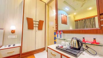 Deluxe kamer, 1 twee- of 2 eenpersoonsbedden, uitzicht op baai | Badkamer | Pantoffels, zeep, shampoo, toiletpapier