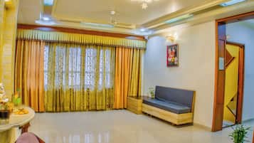 Een 42-inch flatscreentelevisie met digitale zenders en een printer