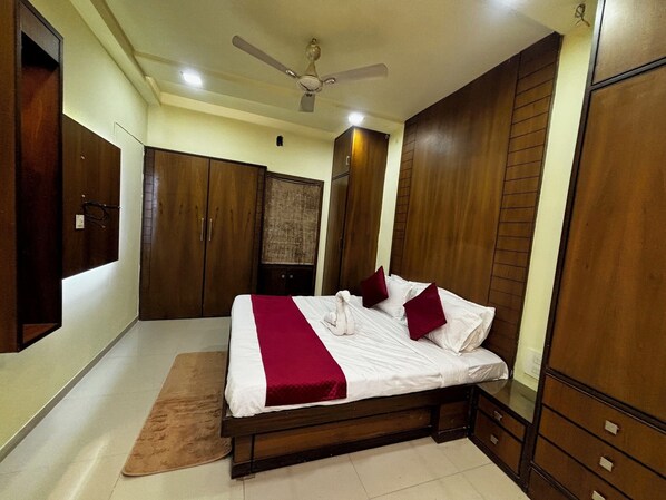 Deluxe Double or Twin Room, Bay View | Desk, laptop workspace, blackout curtains, soundproofing - Hotel Thakur Galaxy, Sadar Market (Nagpur)