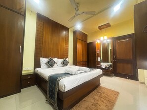 Deluxe Double or Twin Room, Bay View | 1 bedroom, desk, laptop workspace, blackout drapes