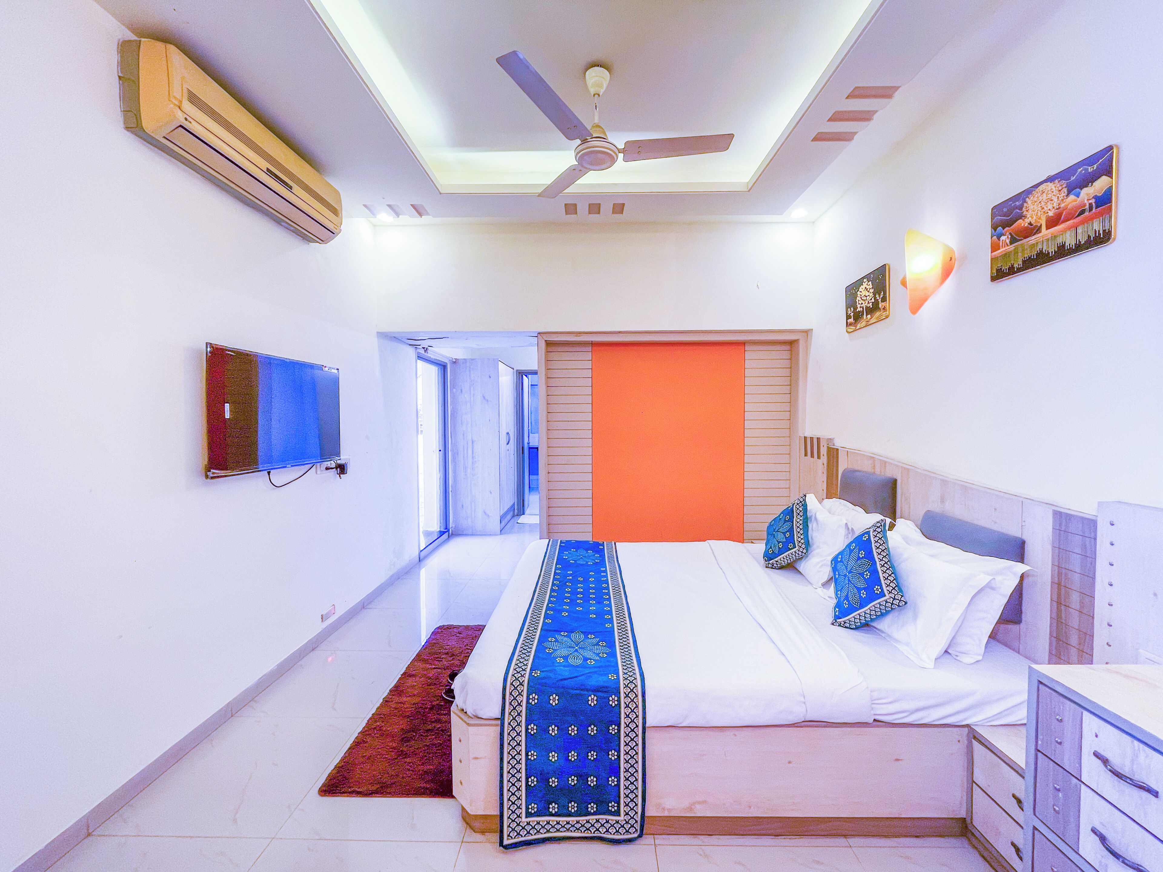 مكتب ومساحة عمل للكمبيوتر المحمول وستائر تعتيم وتجهيزات عازلة للصوت