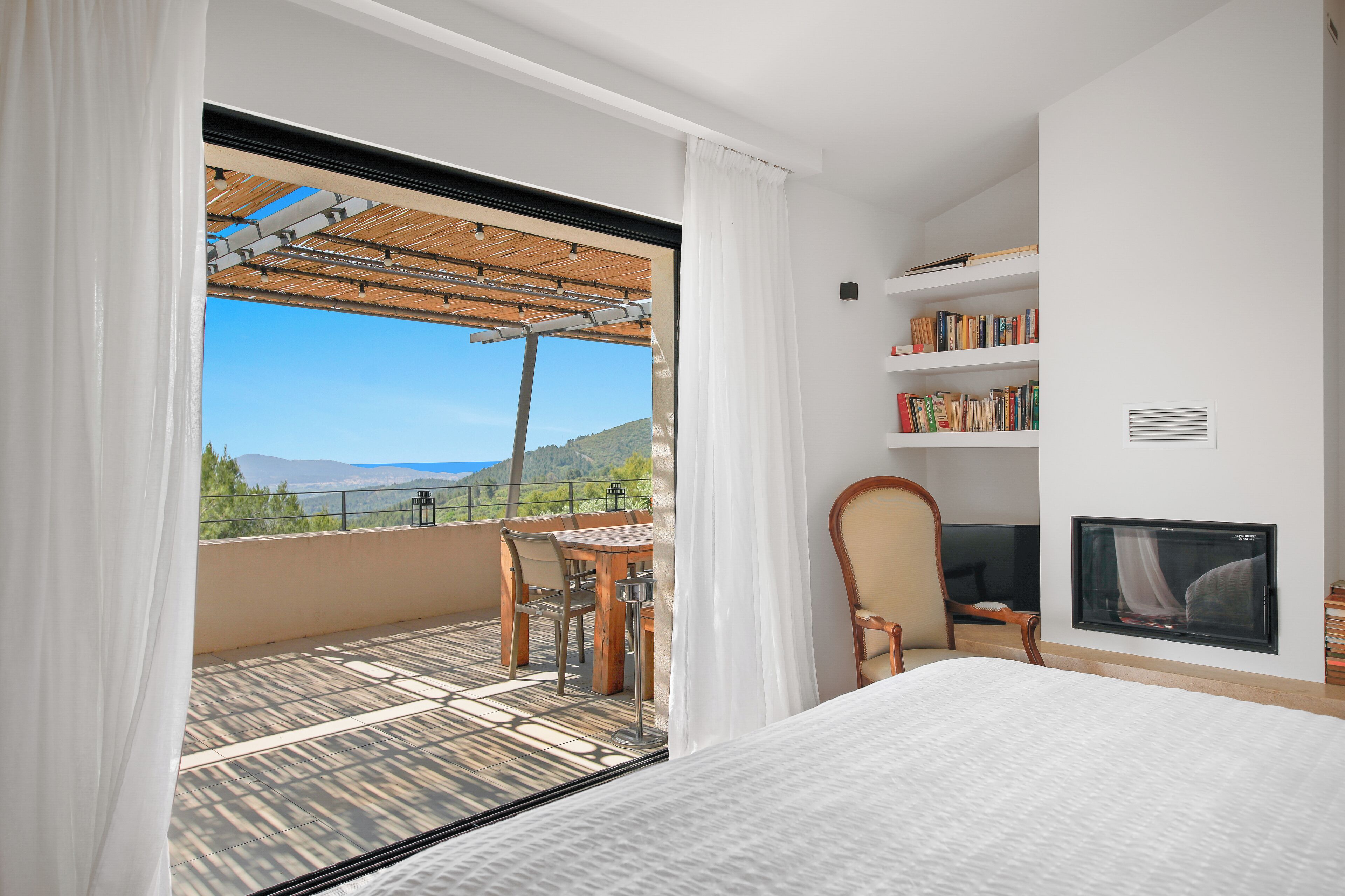 5 chambres, coffres-forts dans les chambres, bureau