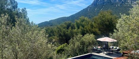 Una piscina al aire libre, una piscina climatizada