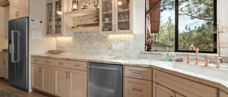 Signature House, 5 Bedrooms, Balcony, Mountain View | Private kitchen | Fridge, microwave, oven, stovetop