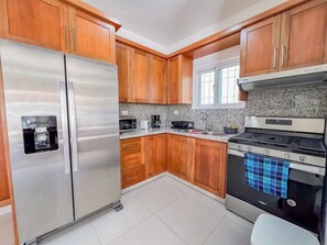 Kühlschrank, Mikrowelle, Herdplatte, Kochgeschirr/Geschirr/Besteck