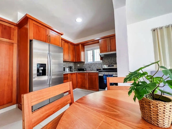 Fridge, microwave, stovetop, cookware/dishes/utensils