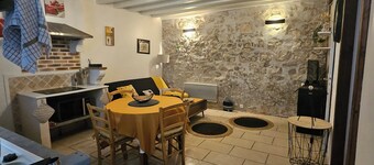 Character 300 year old cottage 100 metres from the Loire, sleeps up to 5