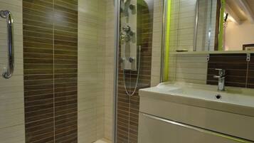 Douche, sĂšche-cheveux, serviettes fournies, papier toilette