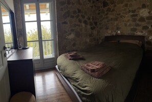 3 chambres, fer et planche à repasser, Wi-Fi, draps fournis