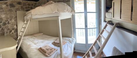 3 bedrooms, iron/ironing board, WiFi, bed sheets