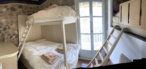 3 bedrooms, iron/ironing board, WiFi, bed sheets