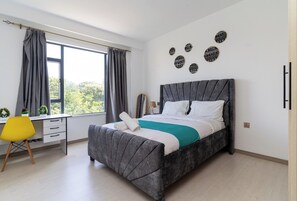 5 bedrooms, iron/ironing board, WiFi, bed sheets - A1-Spacious Oak Residency Kilimani- Pool, Gym+ Lift (Nairobi)