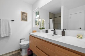 Signature Cabin, 4 Bedrooms, Kitchen, Mountain View | Bathroom | Combined shower/tub, free toiletries, hair dryer, towels - Bear Mountain Chalet w views Hot Tub (Big Bear Lake)