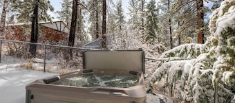 Bear Mountain Chalet w views Hot Tub