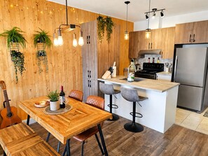 Fridge, microwave, oven, stovetop - •V.I.P Stay - Downtown with Free Indoor Parking (Québec)