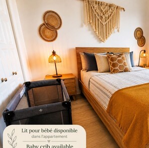 Een slaapkamer met een bed, een bedlampje en decoratieve wanddecoraties.