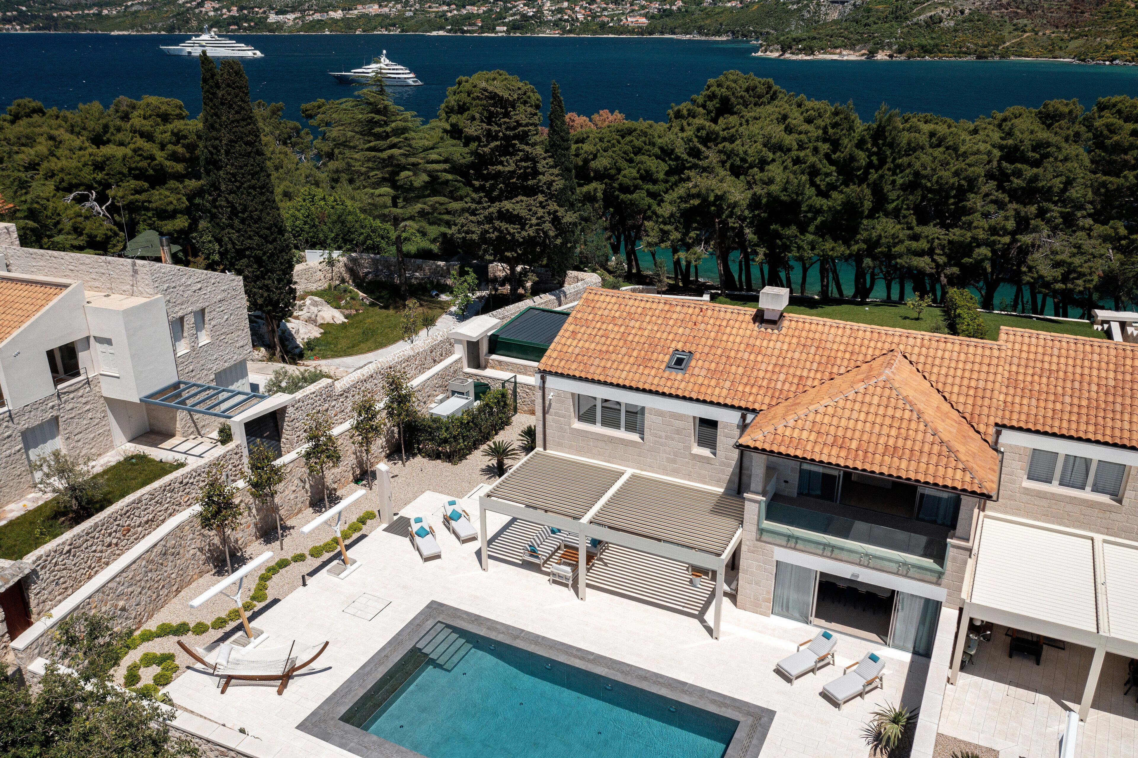 Utendørsbasseng og et oppvarmet basseng