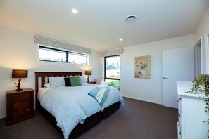 3 bedrooms, desk, iron/ironing board, free WiFi